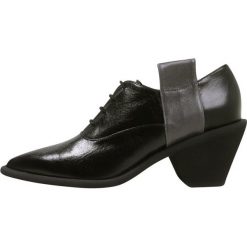 Paloma Barceló Oksfordki black/grey. Czarne jazzówki damskie Paloma Barceló, z materiału. Za 999,00 zł.
