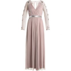 Frock and Frill BRAYLEE VNECK LONG SLEEVE DRESS Suknia balowa blush. Różowe sukienki damskie marki Frock and Frill, bez wzorów, z poliesteru, wizytowe, bez kołnierzyka, bez rękawów. W wyprzedaży za 543,20 zł.