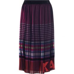 Spódnica plisowana Karl Lagerfeld Stripe Print Pleated 201W1200. Spódniczki damskie KARL LAGERFELD, bez wzorów, z poliesteru, midi. Za 1019,00 zł.