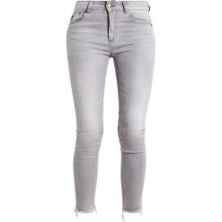 Jeansy damskie: LOIS Jeans CORDOBA17 Jeans Skinny Fit frayed stone