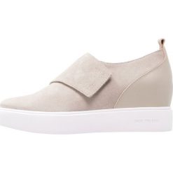 Shoe The Bear LISA Sneakersy niskie light grey. Szare trampki i tenisówki damskie marki Shoe The Bear, ze skóry. W wyprzedaży za 389,35 zł.