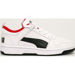 Puma - Buty dziecięce Rebound Layup Lo SL J. Białe trampki chłopięce Puma, bez wzorów, ze skóry ekologicznej, sportowe, z okrągłym noskiem, na sznurówki. W wyprzedaży za 189,90 zł.