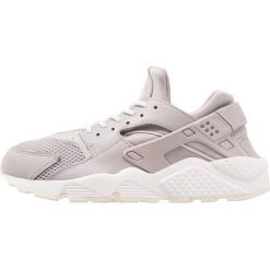 Nike Sportswear AIR HUARACHE RUN Sneakersy niskie atmosphere grey/summit white. Szare trampki i tenisówki damskie Nike Sportswear, bez wzorów, z tworzywa sztucznego, bez zapięcia. W wyprzedaży za 423,20 zł.