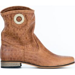Botki za kostkę z tłoczeniem - skóra naturalna - model 270 - kolor brązowy krokodyl. Pomarańczowe botki damskie Zapato, ze skóry, klasyczne, za kostkę, bez obcasa, bez zapięcia. W wyprzedaży za 279,30 zł.
