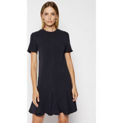 Sukienka koktajlowa Victoria Victoria Beckham Textured Lightweight 2220WDR001025B. Niebieskie sukienki damskie Victoria Victoria Beckham, bez wzorów, wizytowe, bez kołnierzyka, bez rękawów. W wyprzedaży za 1459,00 zł.