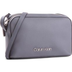 Torebka CALVIN KLEIN - Drive Camera Bag K60K604459 008. Szare listonoszki damskie marki Calvin Klein, na co dzień, bez wzorów, ze skóry ekologicznej, bez dodatków. W wyprzedaży za 299,00 zł.