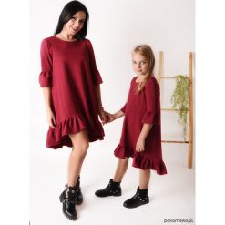 Sukienka Damska Mama i Córka LM53/3. Czerwone sukienki damskie Pakamera, s, bez wzorów, z dzianiny, bez kołnierzyka, bez rękawów, midi. Za 109,00 zł.
