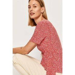 Answear - Bluzka. Czerwone bluzki damskie ANSWEAR, na co dzień, s, bez wzorów, z wiskozy, casualowe, bez kołnierzyka, z krótkim rękawem. Za 69,90 zł.