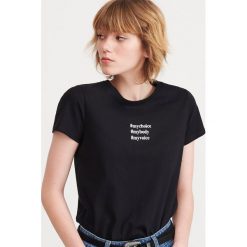 T-shirt z napisem - Czarny. Czarne t-shirty damskie Reserved, s, z napisami, bez kołnierzyka. Za 29,99 zł.
