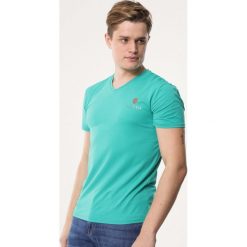 Zielona Koszulka Compete Against. Zielone koszulki męskie Born2be, xl, z nadrukiem, z dzianiny, z dekoltem w serek, bez rękawów. Za 39,99 zł.