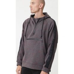 Ciemnoszara Bluza Waitsburg. Szare bluzy męskie Born2be, xl, bez wzorów, z dzianiny, sportowe, z kapturem, bez rękawów, z kapturem. Za 84,99 zł.