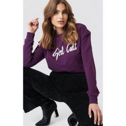 Galore x NA-KD Bluza Oversized Girl Cult - Purple. Fioletowe bluzy damskie marki Galore x NA-KD, bez wzorów, bez rękawów, długie, bez kaptura. W wyprzedaży za 73,17 zł.