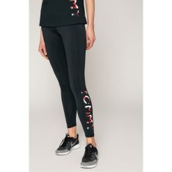 Tommy Hilfiger - Legginsy. Szare rurki damskie marki TOMMY HILFIGER, z nadrukiem, z elastanu. Za 299,90 zł.