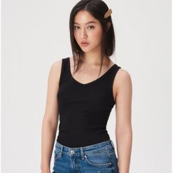 Tank top z dekoltem V - Czarny. Czarne topy damskie Sinsay, s, bez wzorów, bez kołnierzyka. W wyprzedaży za 9,99 zł.