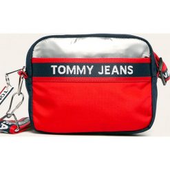 Tommy Jeans - Torebka. Niebieskie listonoszki damskie Tommy Jeans, w paski, z poliesteru, na ramię, małe, bez dodatków. Za 299,90 zł.
