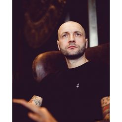 T-Shirt męski czarny. Czarne t-shirty męskie Pakamera, m, z haftami, z bawełny, klasyczne, z klasycznym kołnierzykiem. Za 85,00 zł.