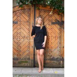 Sukienka taliowana z kieszeniami czarna. Czarne sukienki damskie Stylowo, do pracy, bez wzorów, z dresówki, biznesowe, bez kołnierzyka, bez rękawów. Za 79,00 zł.