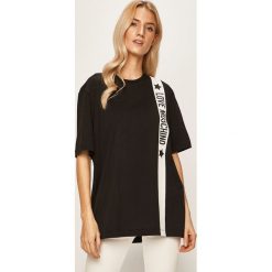 Love Moschino - T-shirt. Czarne bluzki damskie Love Moschino, m, z nadrukiem, z bawełny, z okrągłym kołnierzem. W wyprzedaży za 269,90 zł.