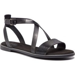 Sandały CLARKS - Bay Rosie 261393364 Black Interest. Czarne klapki damskie Clarks, bez wzorów, ze skóry, bez obcasa, na obcasie. W wyprzedaży za 209,00 zł.