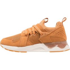 Asics Tiger GELLYTE V SANZE TR Tenisówki i Trampki meerkat. Brązowe trampki i tenisówki damskie marki Asics Tiger, ze skóry. W wyprzedaży za 356,30 zł.