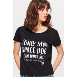 T-shirty damskie: Koszulka z nadrukowanym napisem - Czarny