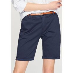 Szorty typu chino - Granatowy. Niebieskie chinosy damskie Reserved. Za 69,99 zł.