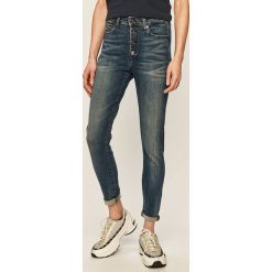 Tommy Jeans - Jeansy Sylvia. Niebieskie jeansy damskie Tommy Jeans, s, bez wzorów, z elastanu, z podwyższonym stanem. Za 539,90 zł.