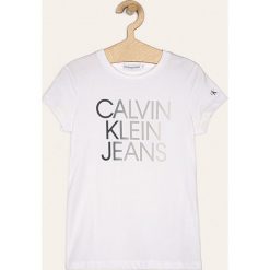 Calvin Klein Jeans - T-shirt dziecięcy 140-176 cm. Białe bluzki dziewczęce Calvin Klein Jeans, z nadrukiem, z elastanu, z okrągłym kołnierzem, z krótkim rękawem, krótkie, bez kaptura. Za 159,90 zł.