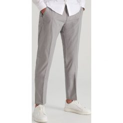 Eleganckie spodnie chino - Jasny szary. Szare spodnie męskie Reserved, m, bez wzorów, eleganckie. W wyprzedaży za 69,99 zł.