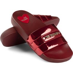 Klapki Love Moschino. Czerwone klapki damskie Love Moschino, bez wzorów, bez obcasa. Za 299,00 zł.