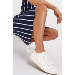Biało-Różowe Trampki Thanelle. Białe trampki i tenisówki damskie Renee, bez wzorów, bez zapięcia. Za 59,99 zł.