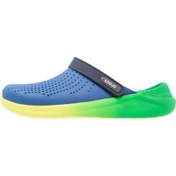 Crocs LITERIDE GRAPHIC CLOG Sandały kąpielowe blue jean/tennis ball green. Niebieskie kąpielówki męskie Crocs, m, z gumy. Za 229,00 zł.