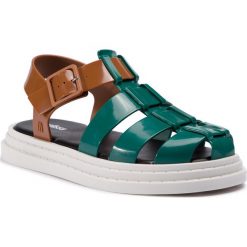 Sandały MELISSA - Squad Ad 32432 Green/Brown/White 53410. Pomarańczowe klapki damskie Melissa, bez wzorów, z tworzywa sztucznego, bez obcasa. W wyprzedaży za 269,00 zł.