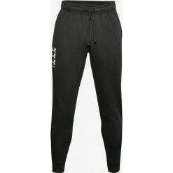 Under Armour Rival Flc Multilogo Spodnie dresowe Zielony. Zielone spodnie męskie Under Armour, na imprezę, m, bez wzorów, z bawełny. Za 240,95 zł.