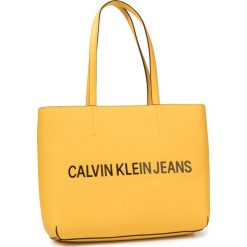 Torebka CALVIN KLEIN JEANS - Sculpted Ew Tote K60K605790 Lemon Chrome. Torebki klasyczne damskie Calvin Klein Jeans, bez wzorów, z jeansu, klasyczne, bez dodatków. Za 449,00 zł.