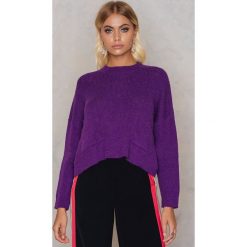 NA-KD Sweter z dzianiny z kieszeniami z przodu - Purple. Fioletowe swetry klasyczne damskie NA-KD, z dzianiny, z okrągłym kołnierzem. W wyprzedaży za 80,98 zł.