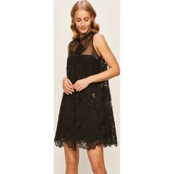 Red Valentino - Sukienka. Czarne sukienki damskie Red Valentino, na co dzień, l, bez wzorów, z poliesteru, z golfem, bez rękawów, mini, proste. Za 3799,00 zł.