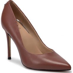 Szpilki GUESS - Belan 3 FL8BE3 LEA08 MAUVE. Pomarańczowe półbuty damskie Guess, z aplikacjami, ze skóry ekologicznej, eleganckie, bez obcasa, na obcasie, bez zapięcia. W wyprzedaży za 439,00 zł.