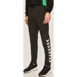 Hummel - Spodnie sportowe. Czarne spodnie męskie Hummel, na co dzień, m, z nadrukiem, z elastanu, sportowe. Za 169,90 zł.