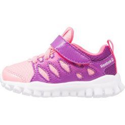 Reebok REALFLEX TRAIN 4.0 ALT Obuwie treningowe squad pink/aubergine. Czerwone buty sportowe dziewczęce marki Reebok, z materiału. Za 149,00 zł.