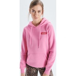 Bluza hoodie z kapturem - Różowy. Różowe bluzy damskie Cropp, s, bez wzorów, bez rękawów, z kapturem. Za 79,99 zł.