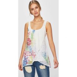 Desigual - Top. Białe bluzki damskie Desigual, s, z nadrukiem, z elastanu, z okrągłym kołnierzem, bez rękawów. W wyprzedaży za 139,90 zł.