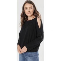 Czarna Bluzka Therin. Czarne bluzki damskie Born2be, xl, bez wzorów, bez kołnierzyka, bez rękawów. W wyprzedaży za 49,99 zł.