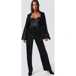Galore x NA-KD Aksamitne spodnie - Black. Czarne spodnie damskie marki Galore x NA-KD, z materiału, z podwyższonym stanem. W wyprzedaży za 97,18 zł.