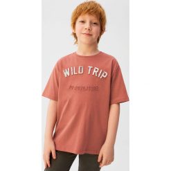 Mango Kids - T-shirt dziecięcy TRIP 110-152 cm. Pomarańczowe t-shirty chłopięce Mango Kids, z aplikacjami, z bawełny, bez rękawów. Za 45,90 zł.