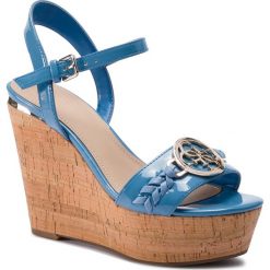 Sandały GUESS - Gesina2 FL6GSN PAF04 LDENI. Niebieskie klapki damskie Guess, z aplikacjami, ze skóry ekologicznej, bez obcasa, na obcasie. W wyprzedaży za 499,00 zł.
