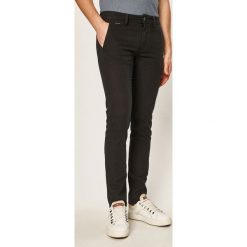 Guess Jeans - Spodnie. Czarne spodnie męskie Guess Jeans, na co dzień, m, z aplikacjami, z elastanu, casualowe. W wyprzedaży za 299,90 zł.