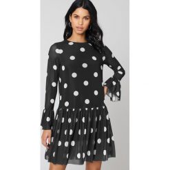 NA-KD Siateczkowa sukienka z okrągłym dekoltem - Black,Multicolor. Sukienki małe czarne NA-KD, z meshu, z okrągłym kołnierzem, proste. W wyprzedaży za 48,78 zł.