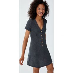Sukienka z muślinu z guzikami. Szare sukienki damskie z falbanami marki Pull&Bear. Za 55,90 zł.