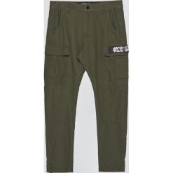 Joggery z kieszeniami cargo - Khaki. Brązowe bez kategorii marki Cropp, m. W wyprzedaży za 49,99 zł.